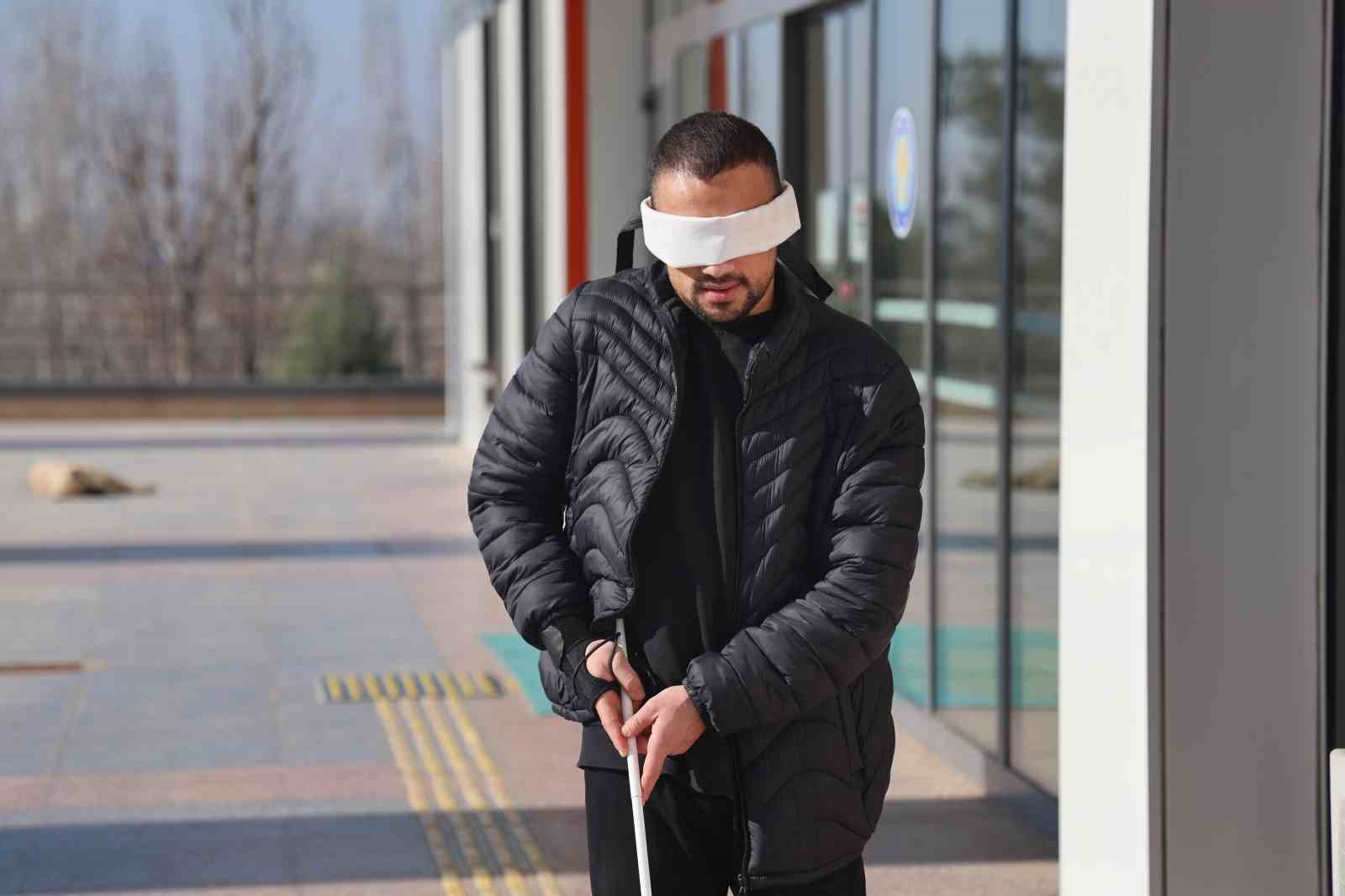 &Ouml;ğrenciler g&ouml;zleri kapalı y&uuml;r&uuml;d&uuml;, &rsquo;sarı bant&rsquo; ve &rsquo;kılavuz yollar&rsquo;ın &ouml;nemini anladı
