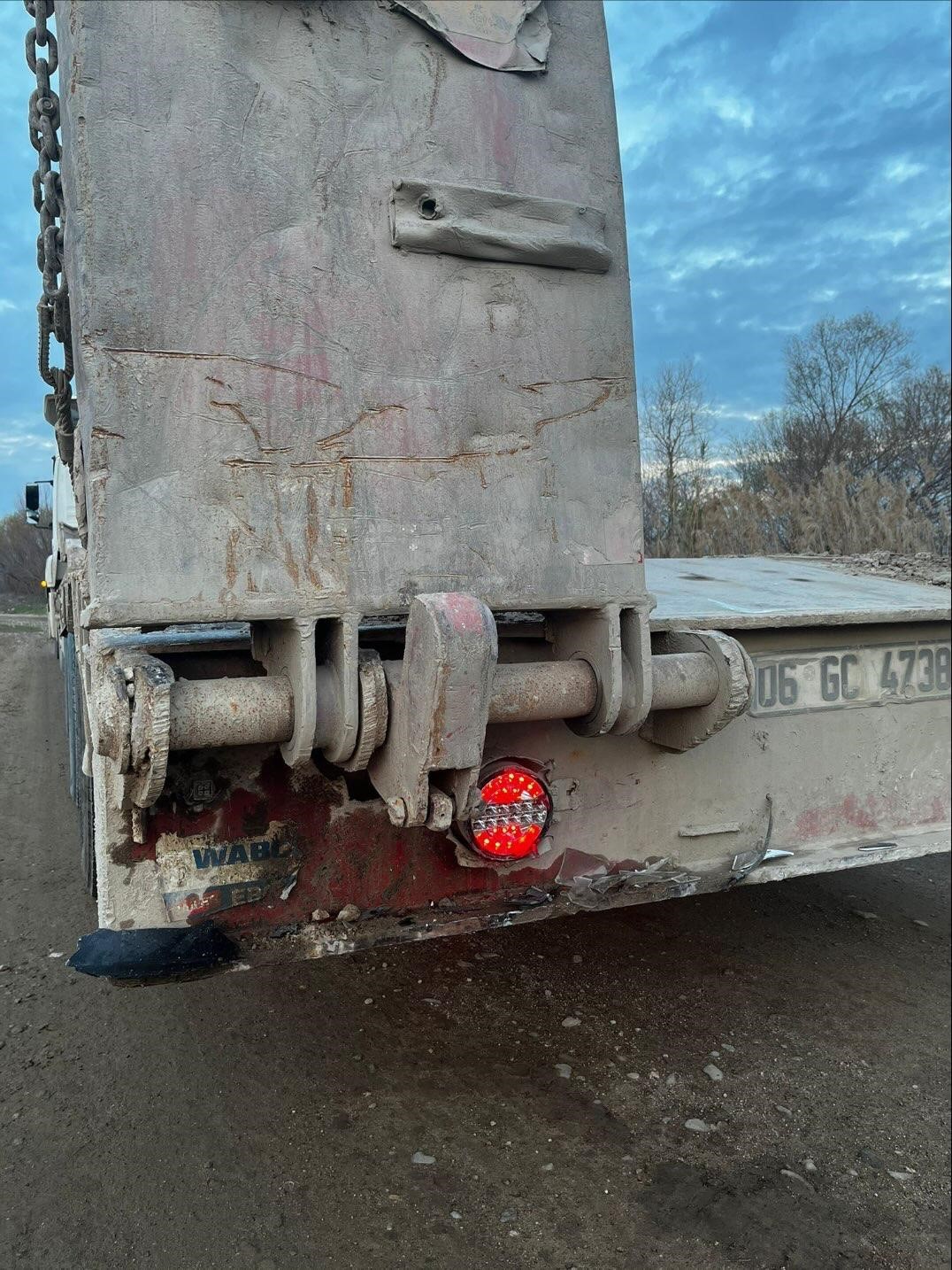 Manisa&rsquo;da otomobil tıra arkadan &ccedil;arptı: 4 yaralı
