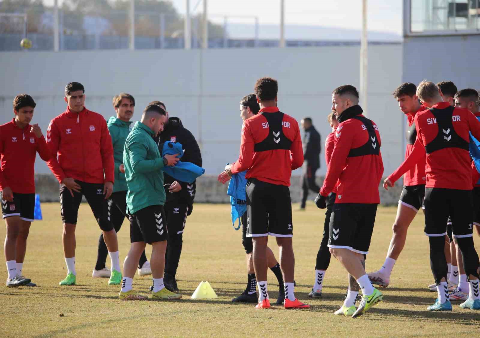 &Ouml;mer Erdoğan&rsquo;dan, Aaron Boupendza a&ccedil;ıklaması!
