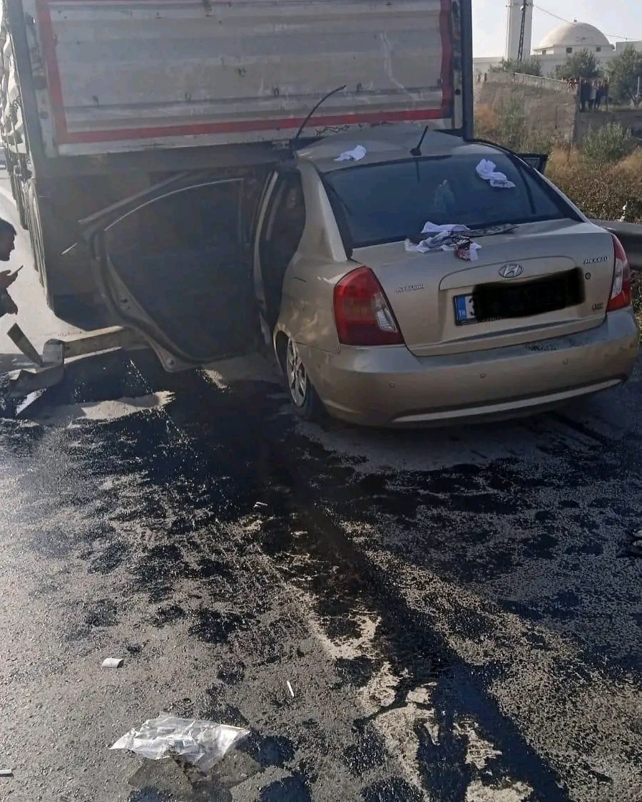 Hatay’da otomobil tırın altına girdi: 2 kişi yaralandı