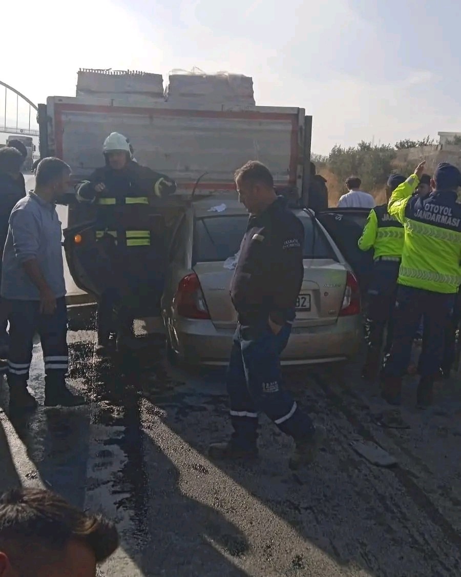 Hatay’da otomobil tırın altına girdi: 2 kişi yaralandı
