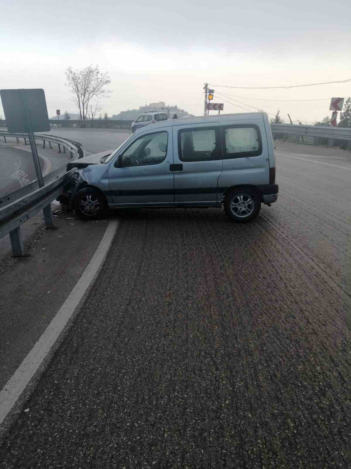 Isparta’da kontrolden çıkan araç bariyerlere çarptı: 2 yaralı