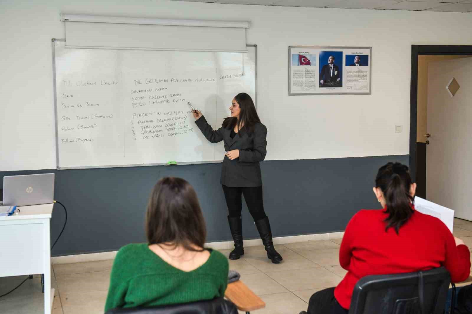 Esenyurt’ta Eğitimle güçlenen kadınlar bu kursta geleceklerine yön veriyor