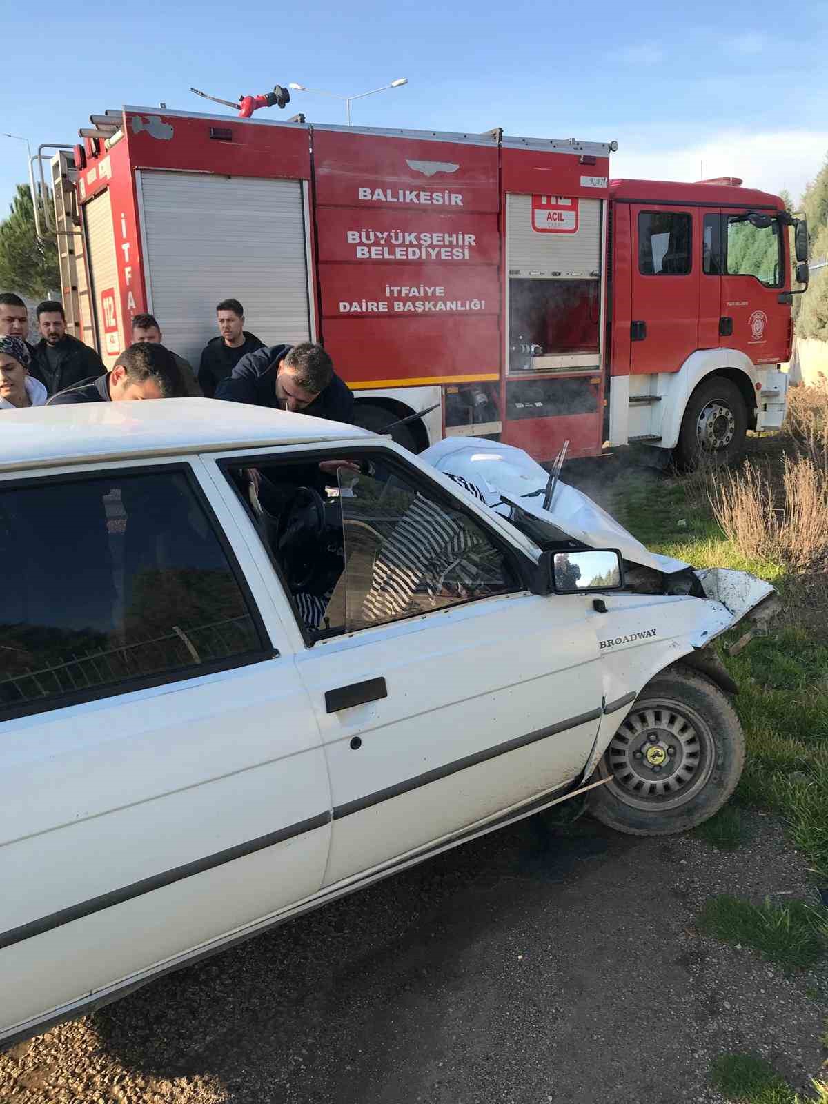 Balıkesir’de hız yapan otomobil kamyona arkadan çarptı: 1 yaralı