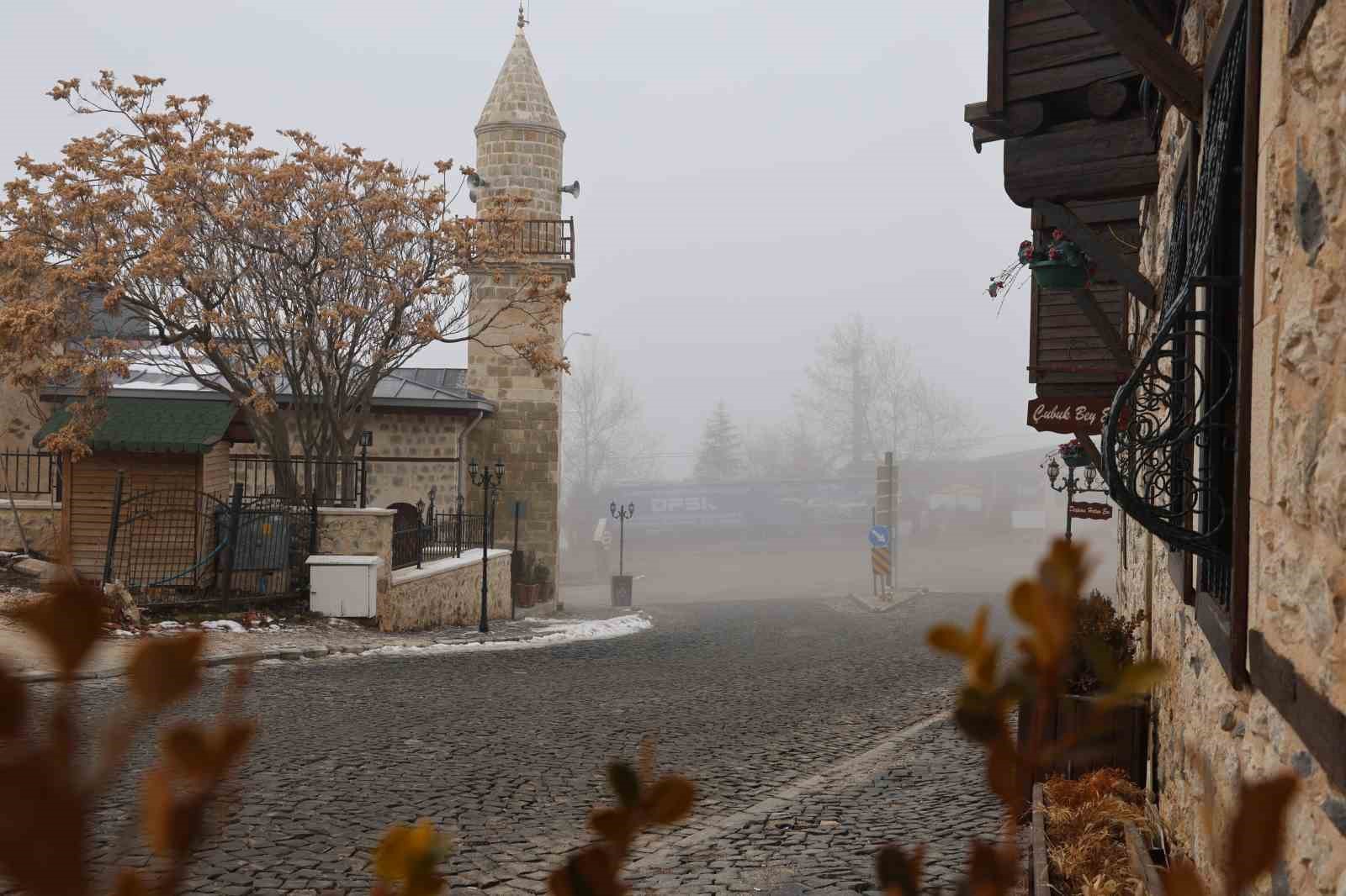 Elazığ’da soğuk hava ve sis etkisini sürdürüyor: Görüş mesafesi 3 metreye kadar düştü
