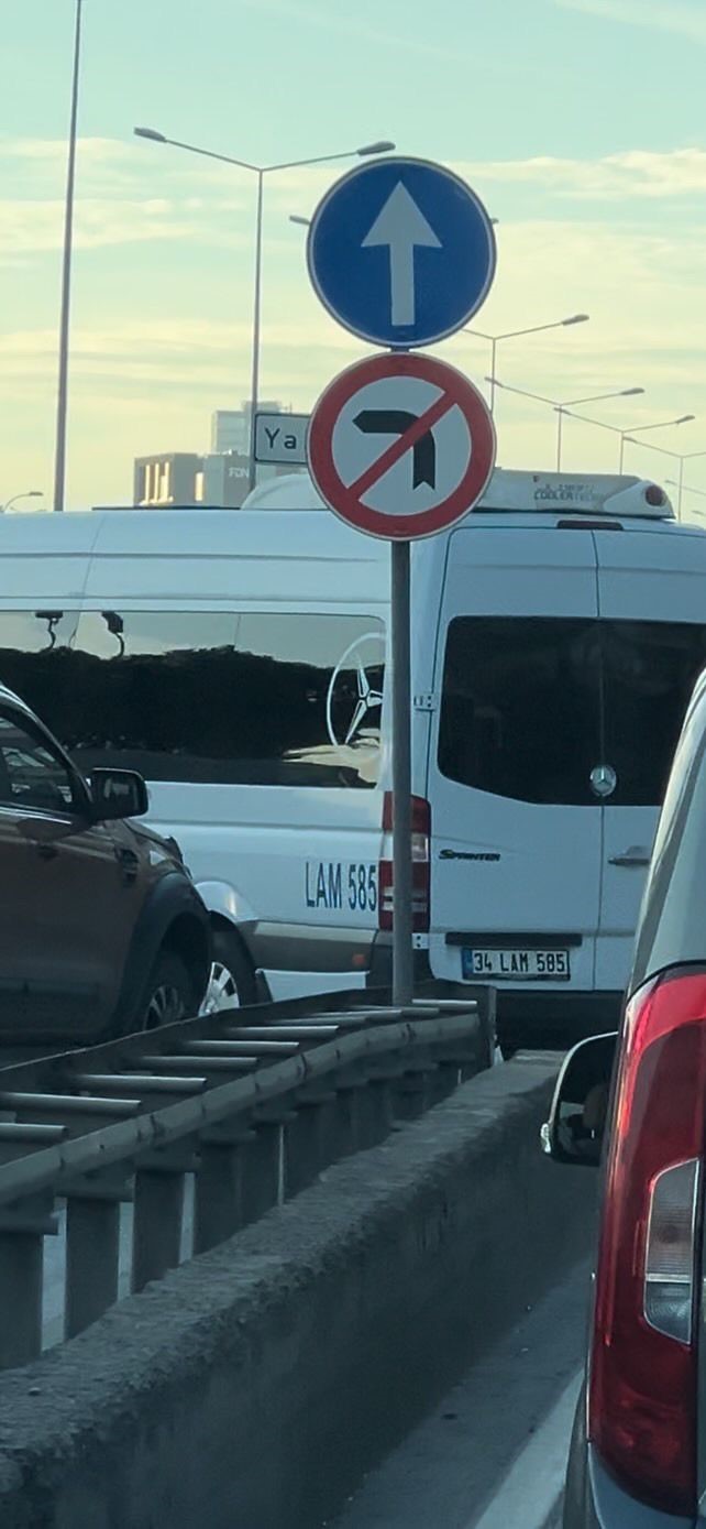 Kartal’da servis sürücülerinden trafiği tehlikeye atan hareket