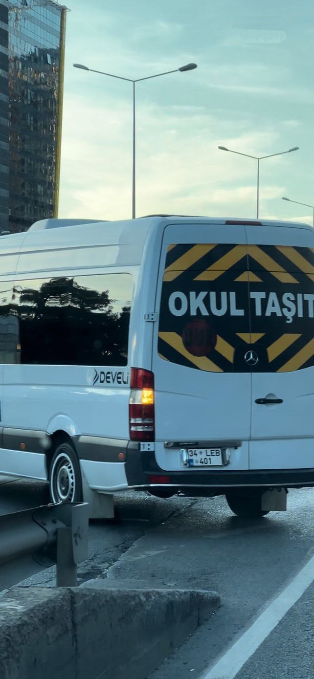 Kartal’da servis sürücülerinden trafiği tehlikeye atan hareket
