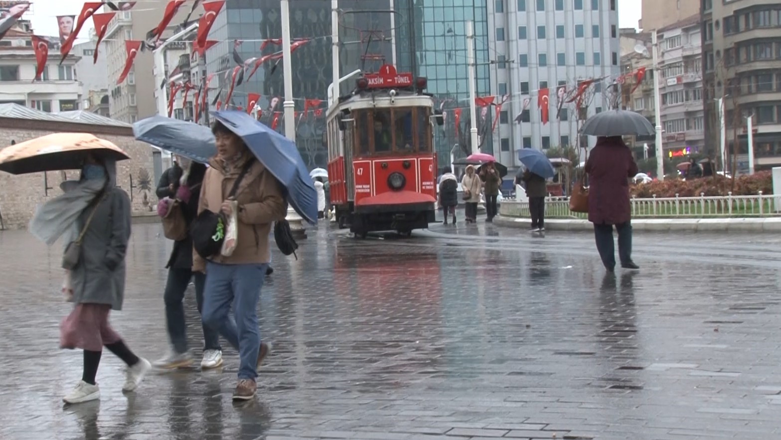 Taksim’de soğuk ve yağışlı hava etkisini sürdürüyor