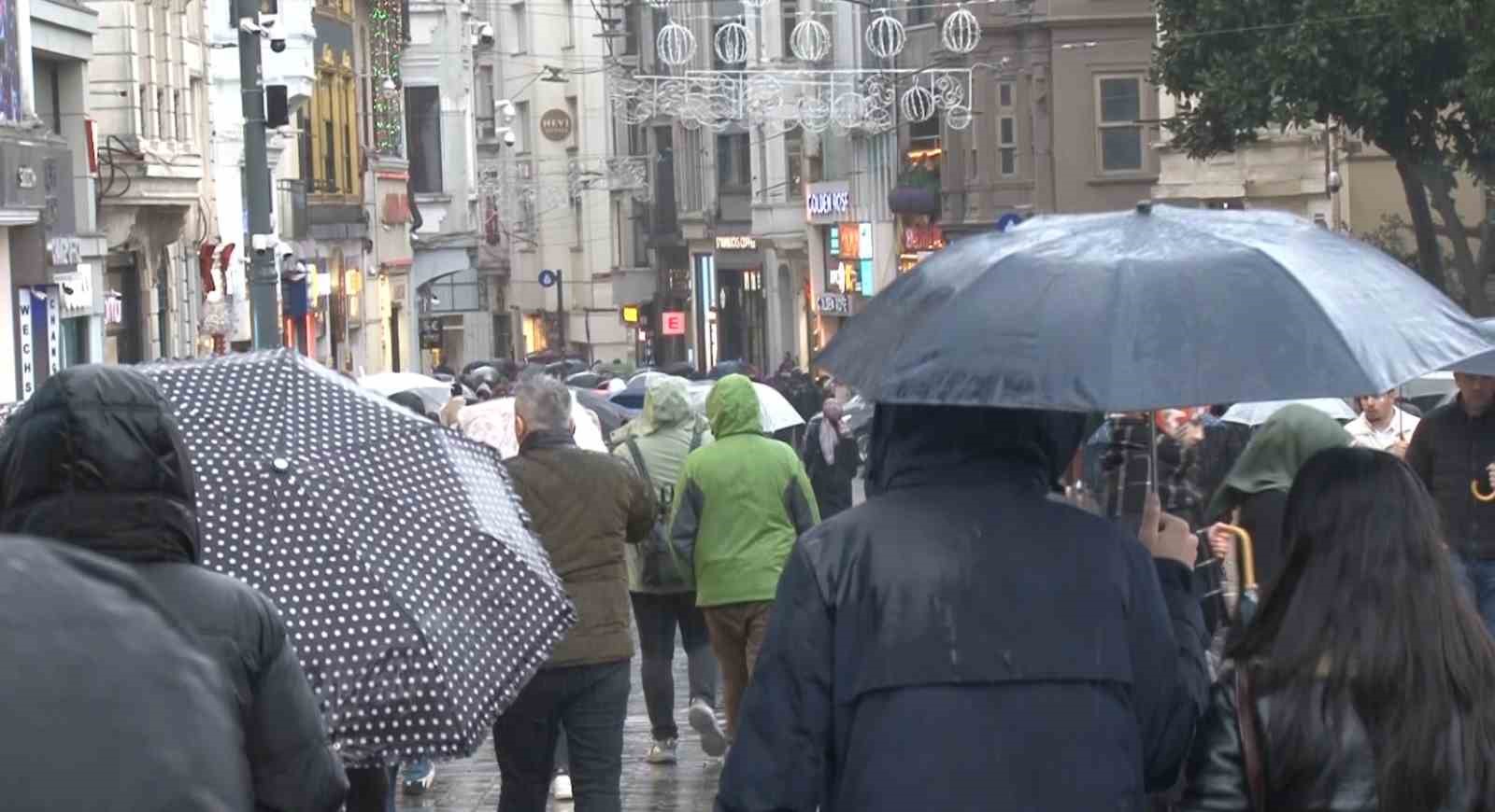 Taksim’de soğuk ve yağışlı hava etkisini sürdürüyor
