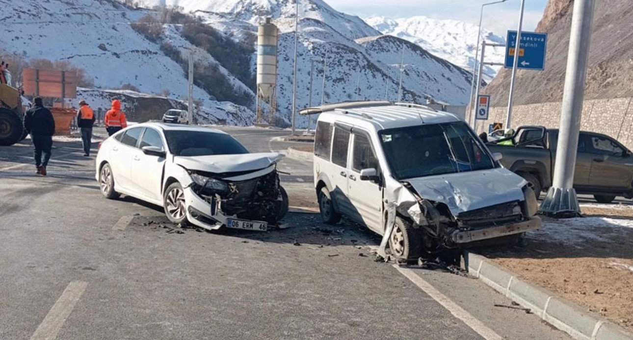 Yüksekova’da trafik kazası: 2 yaralı