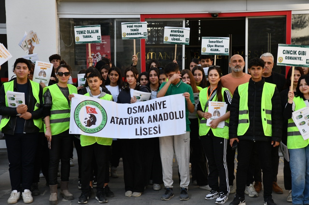 Öğrenciler dağıttıkları broşürlerle sigara izmariti kirliliğine dikkat çekti
