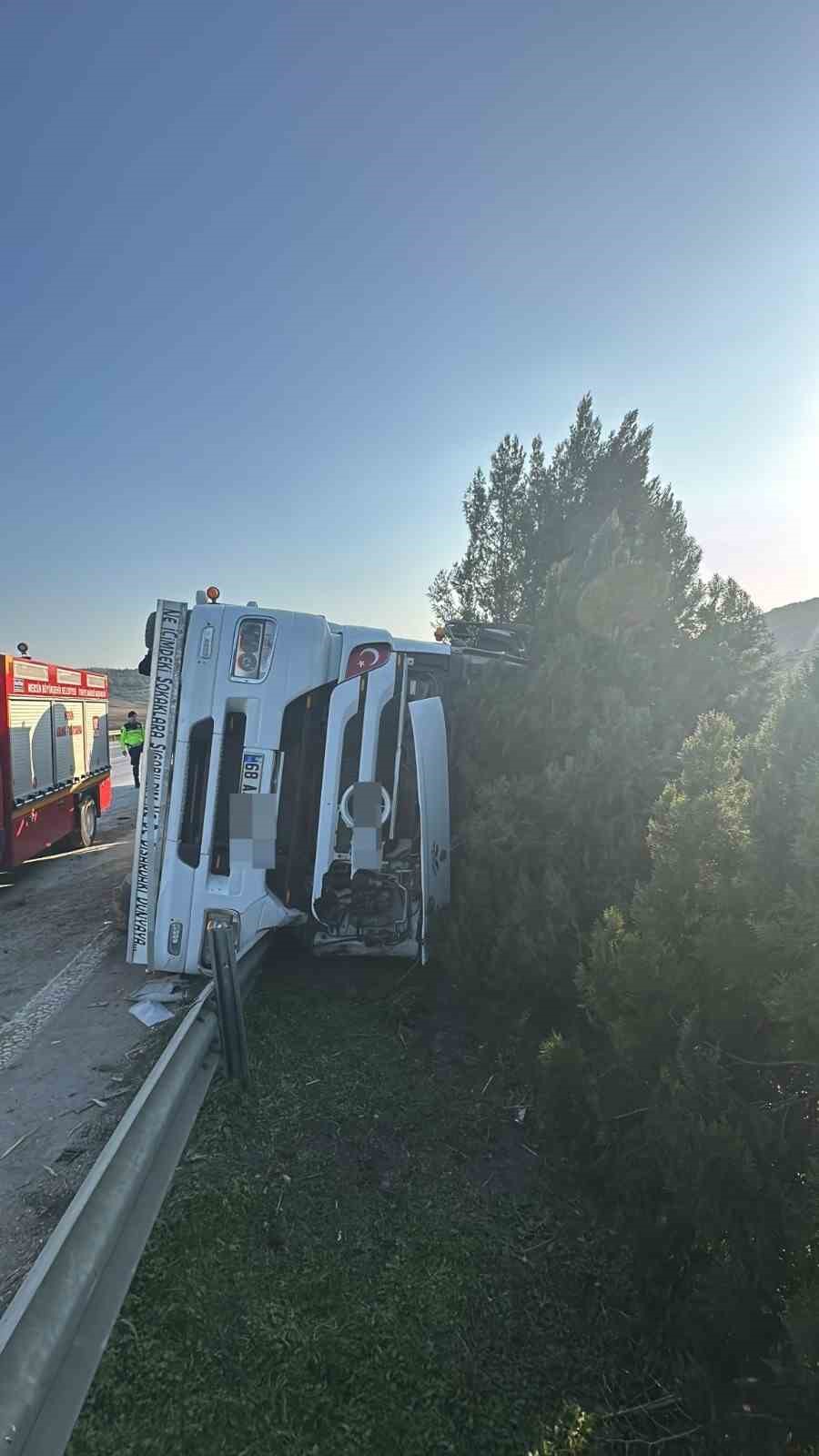 Tarsus’ta yem yüklü tır kaza yaptı: 1 yaralı
