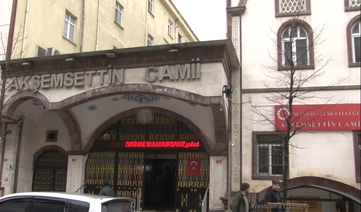 Sultangazi’de akli dengesi bozuk şüpheli cami imamını darp etti: Cemaat tarafından etkisiz hale getirildi
