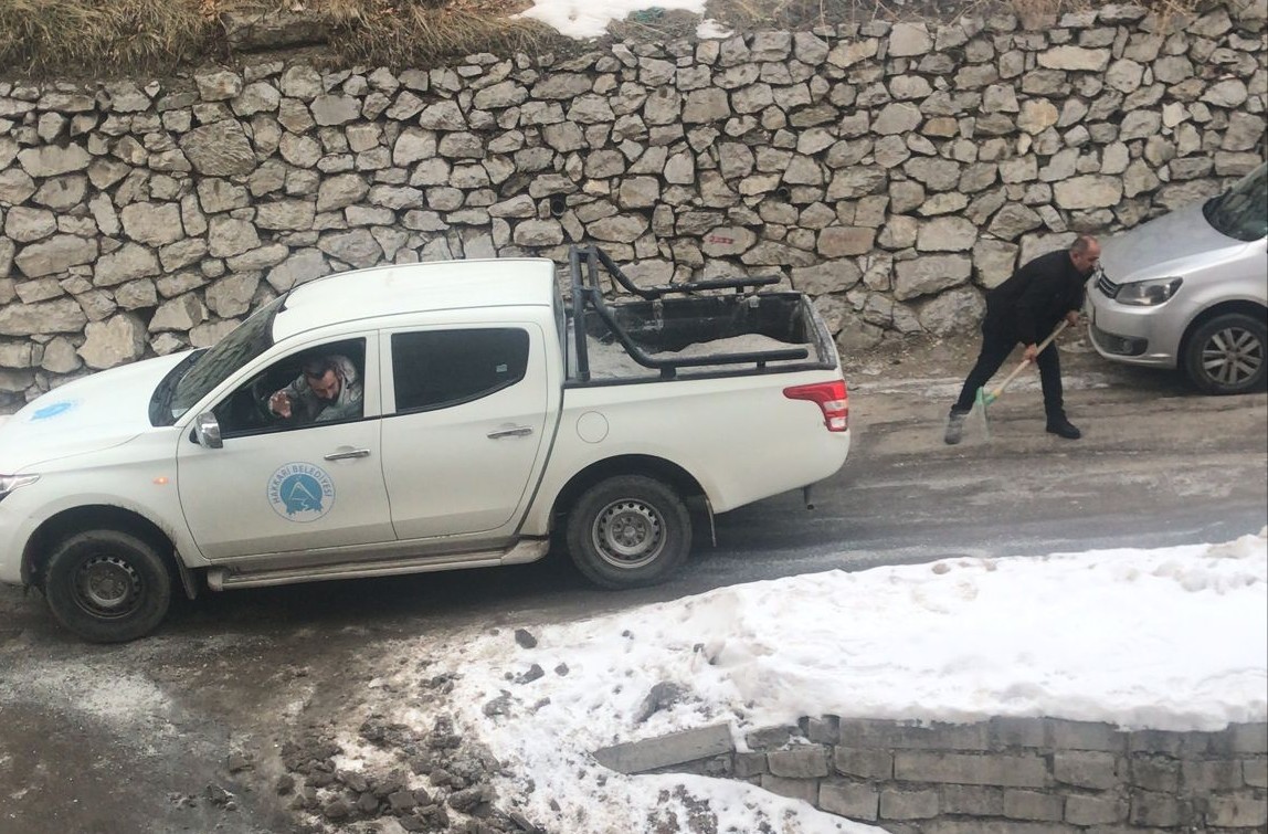 Hakkari&rsquo;de buzla m&uuml;cadele &ccedil;alışmaları s&uuml;r&uuml;yor
