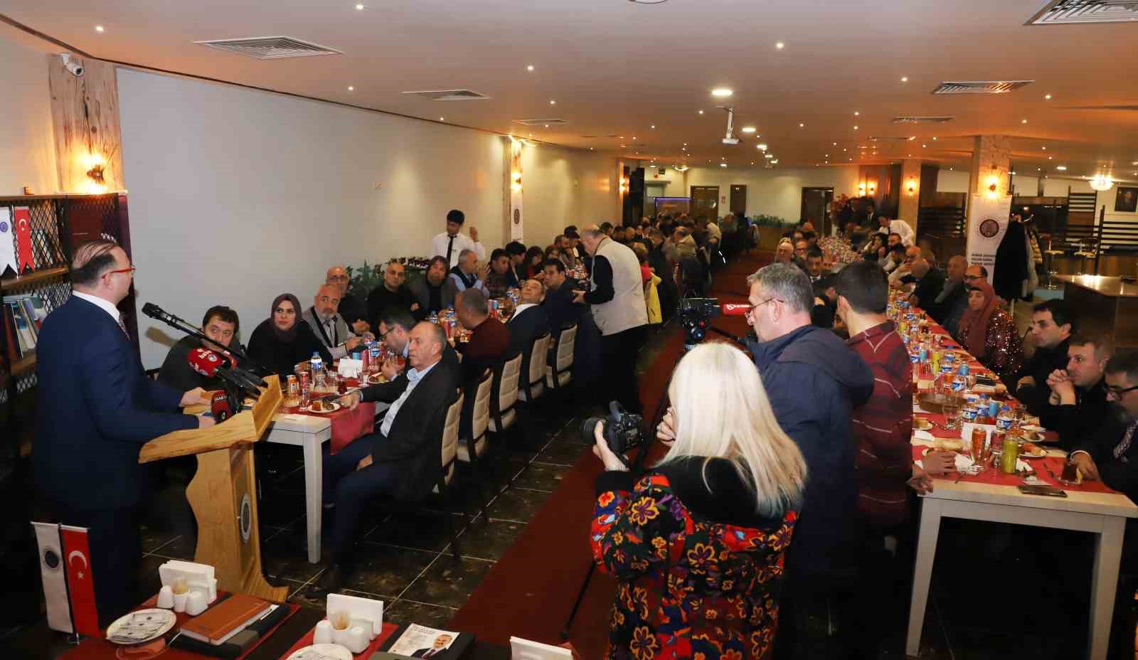 Rekt&ouml;r Hacım&uuml;ft&uuml;oğlu, &ccedil;alışan gazeteciler g&uuml;n&uuml;nde basın mensuplarıyla buluştu
