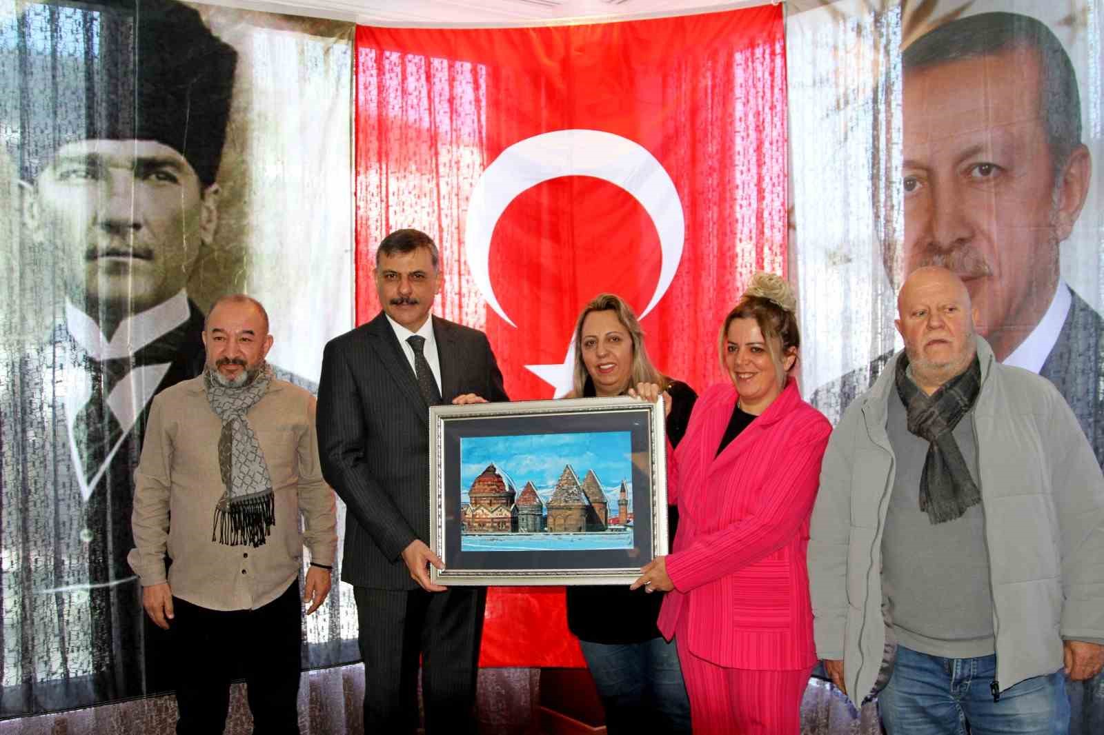 Erzurum Yeni Medya Derneği&rsquo;nden Vali &Ccedil;ift&ccedil;i&rsquo;ye İdareciler G&uuml;n&uuml; jesti
