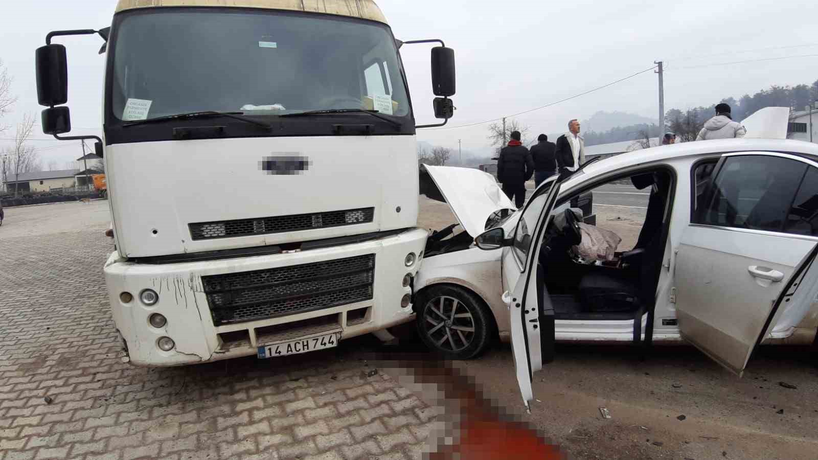 Trakt&ouml;rle &ccedil;arpışan otomobil, tıra &ccedil;arparak durabildi: 2 yaralı
