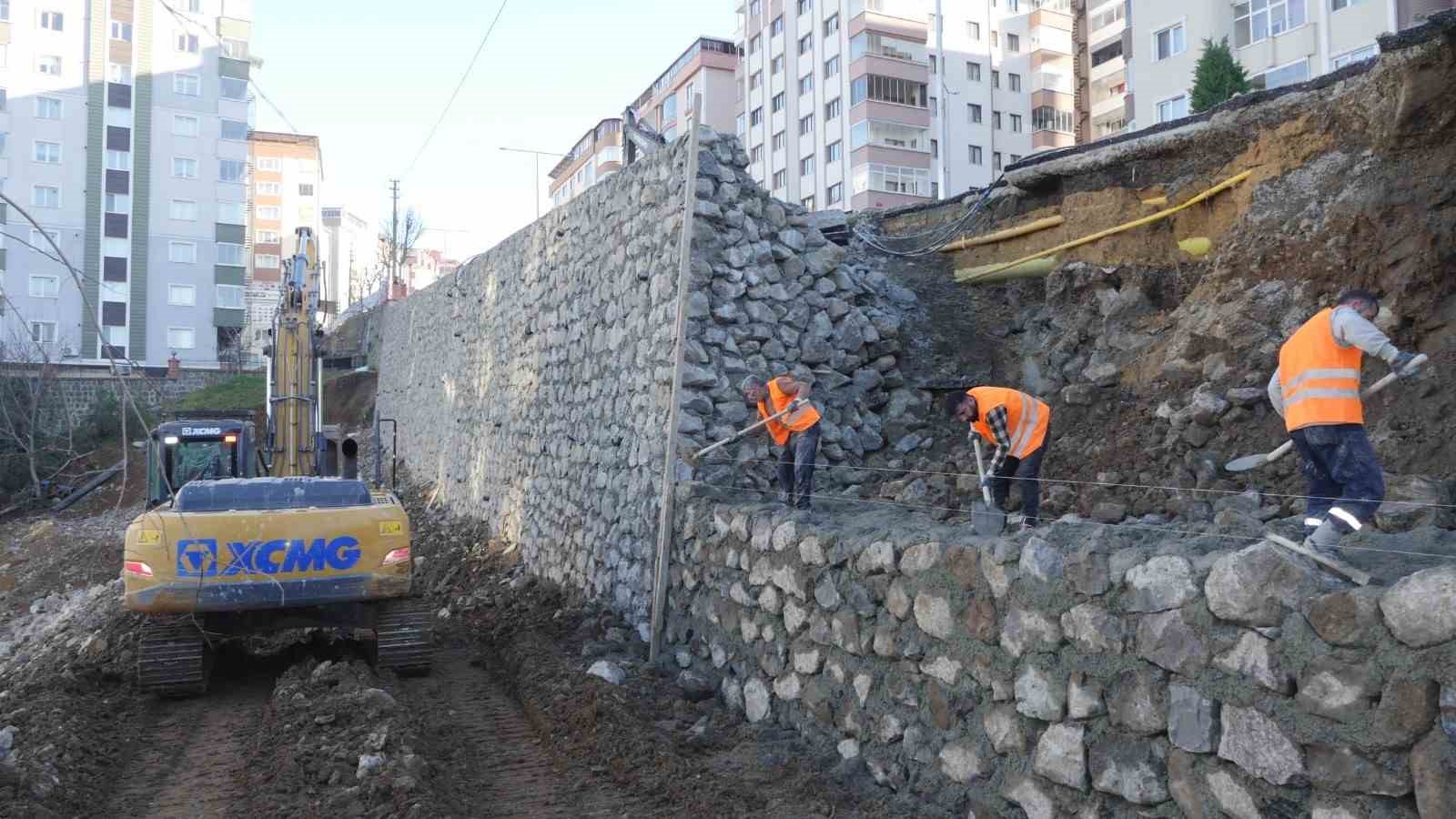 &Ccedil;&ouml;ken istinat duvarı onarılıyor

