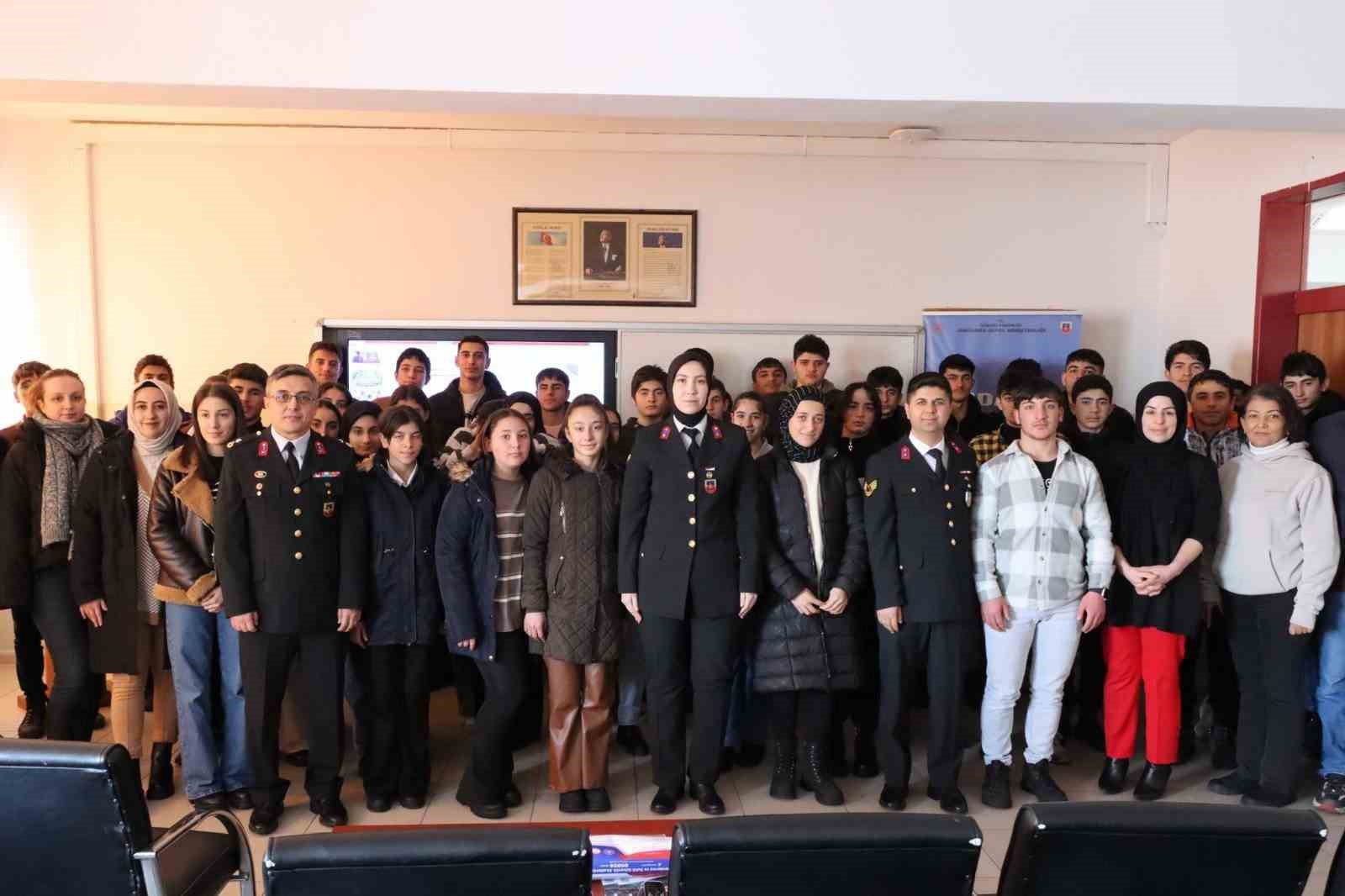 Jandarmadan &ouml;ğrencilere kariyer etkinliği
