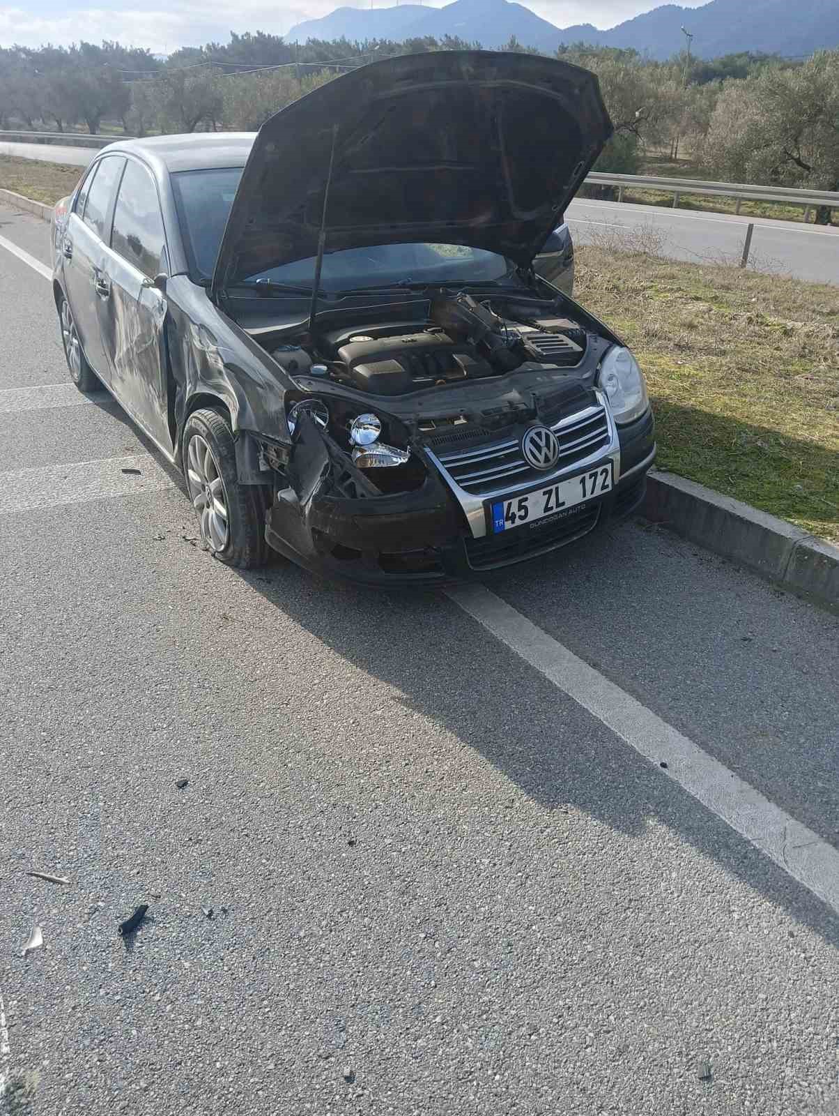 Trakt&ouml;rle otomobil &ccedil;arpıştı: 1 ağır yaralı
