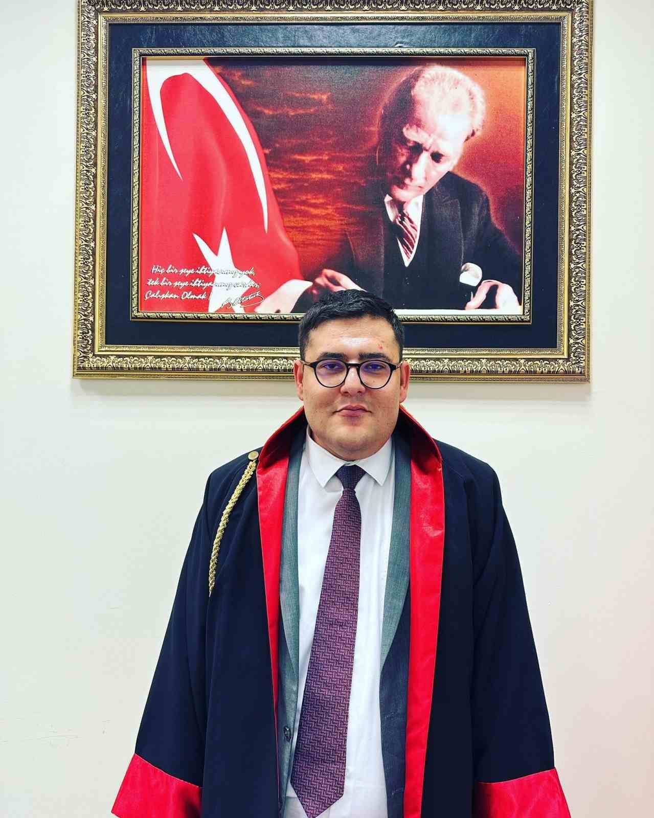 Otel odasında &ouml;l&uuml; bulunan Cumhuriyet savcısı adayı toprağa verildi
