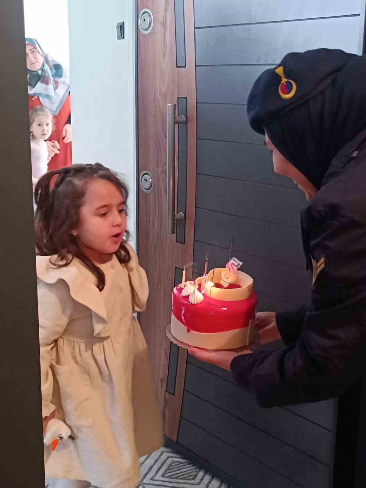 Şehit kızı Asya&rsquo;ya Jandarma&rsquo;dan duygulandıran s&uuml;rpriz
