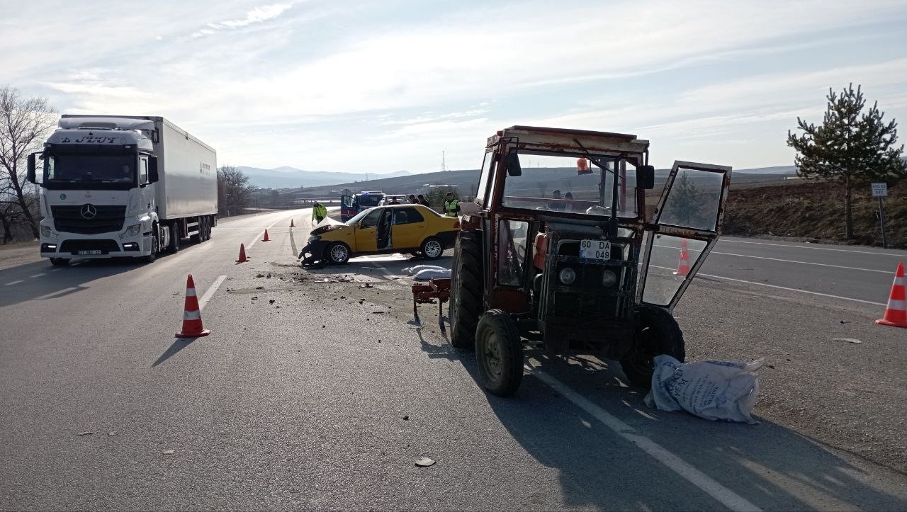 Otomobil trakt&ouml;re arkadan &ccedil;arptı: 2 yaralı
