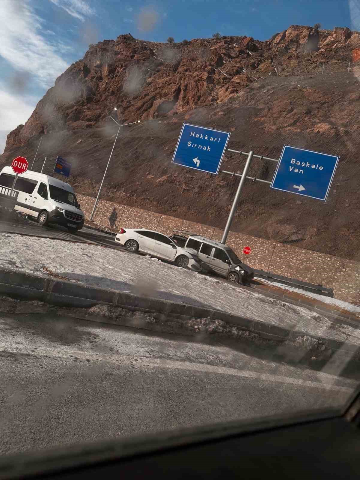 Y&uuml;ksekova&rsquo;da trafik kazası: 2 yaralı
