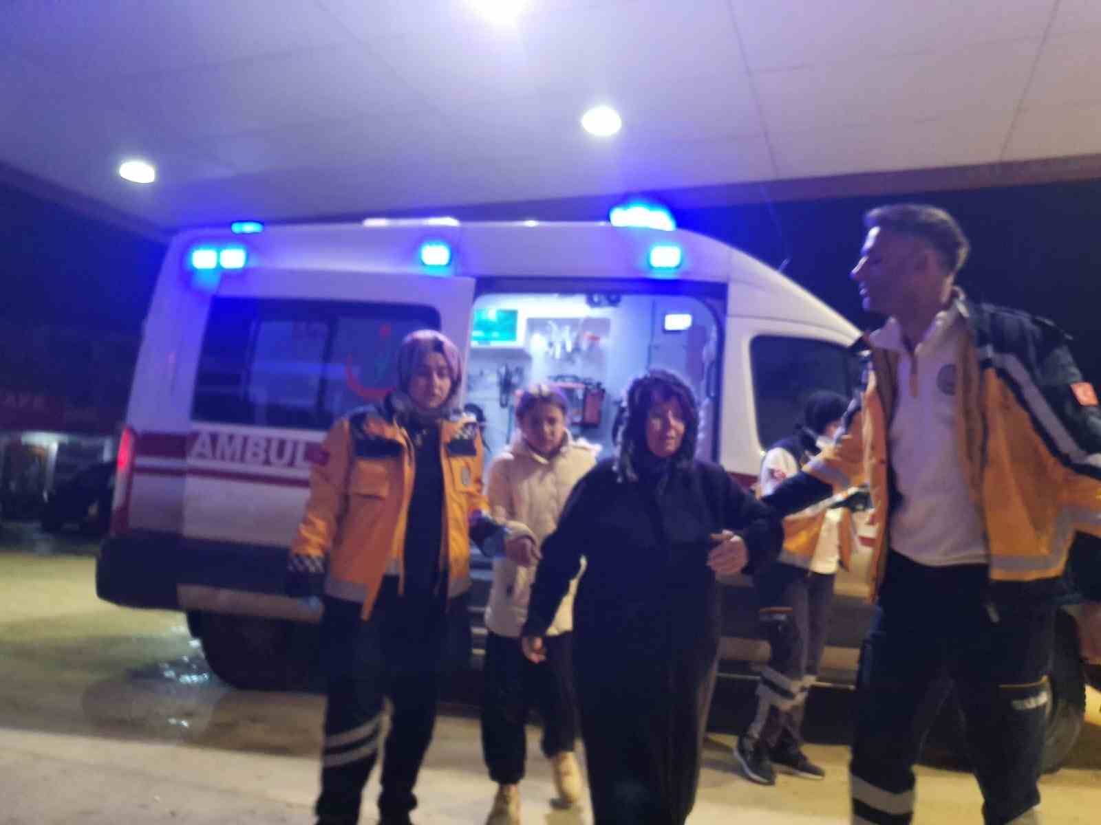 Ambulansa yol vermek isteyen 2 otomobil çarpıştı: 4 yaralı
