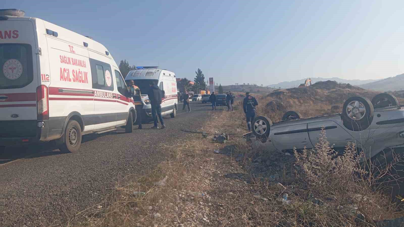 Otomobil devrildi, dede ve torunu yaralandı
