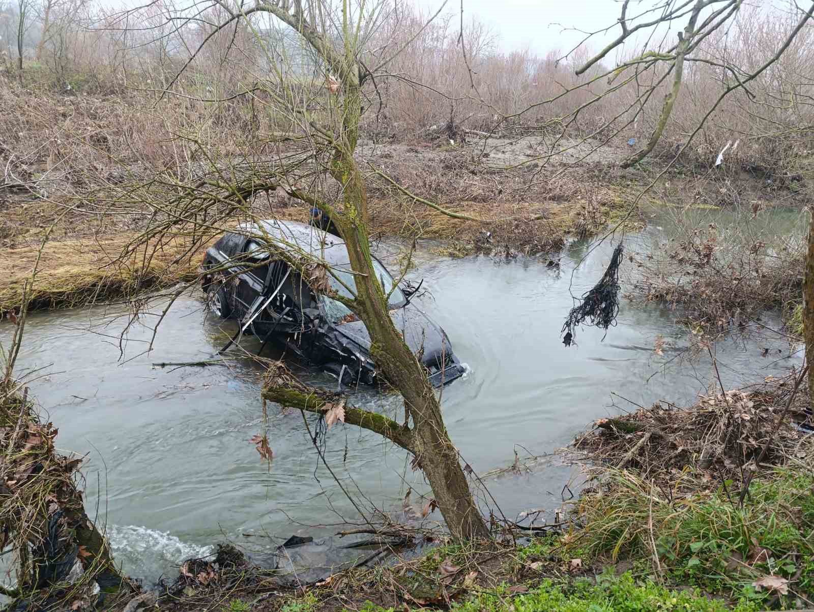 Çanakkale’de araç çaya uçtu: 1 yaralı, 1 kayıp
