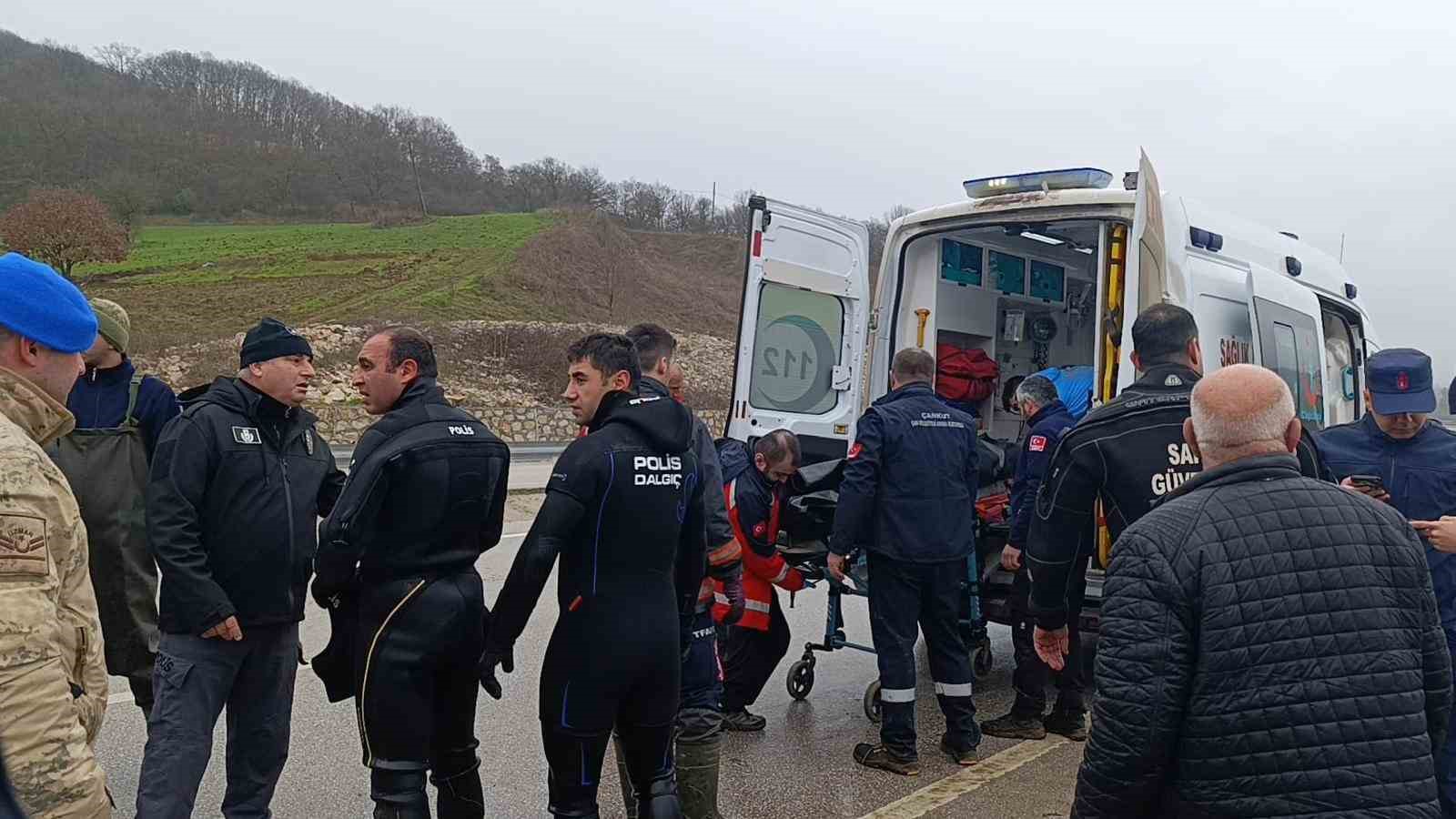 Çanakkale’de otomobilin çaya uçması sonucu kaybolan kişi ölü olarak bulundu
