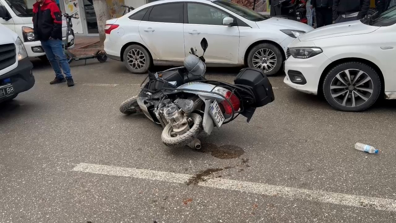 Direksiyon hakimiyetini kaybeden motosikletli yere düştü
