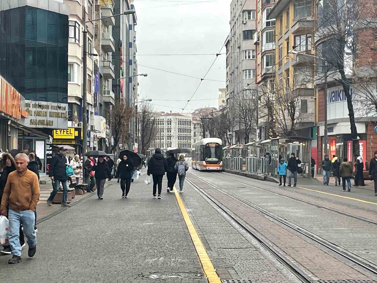 Eskişehir’de yağmur vatandaşlara zor anlar yaşattı