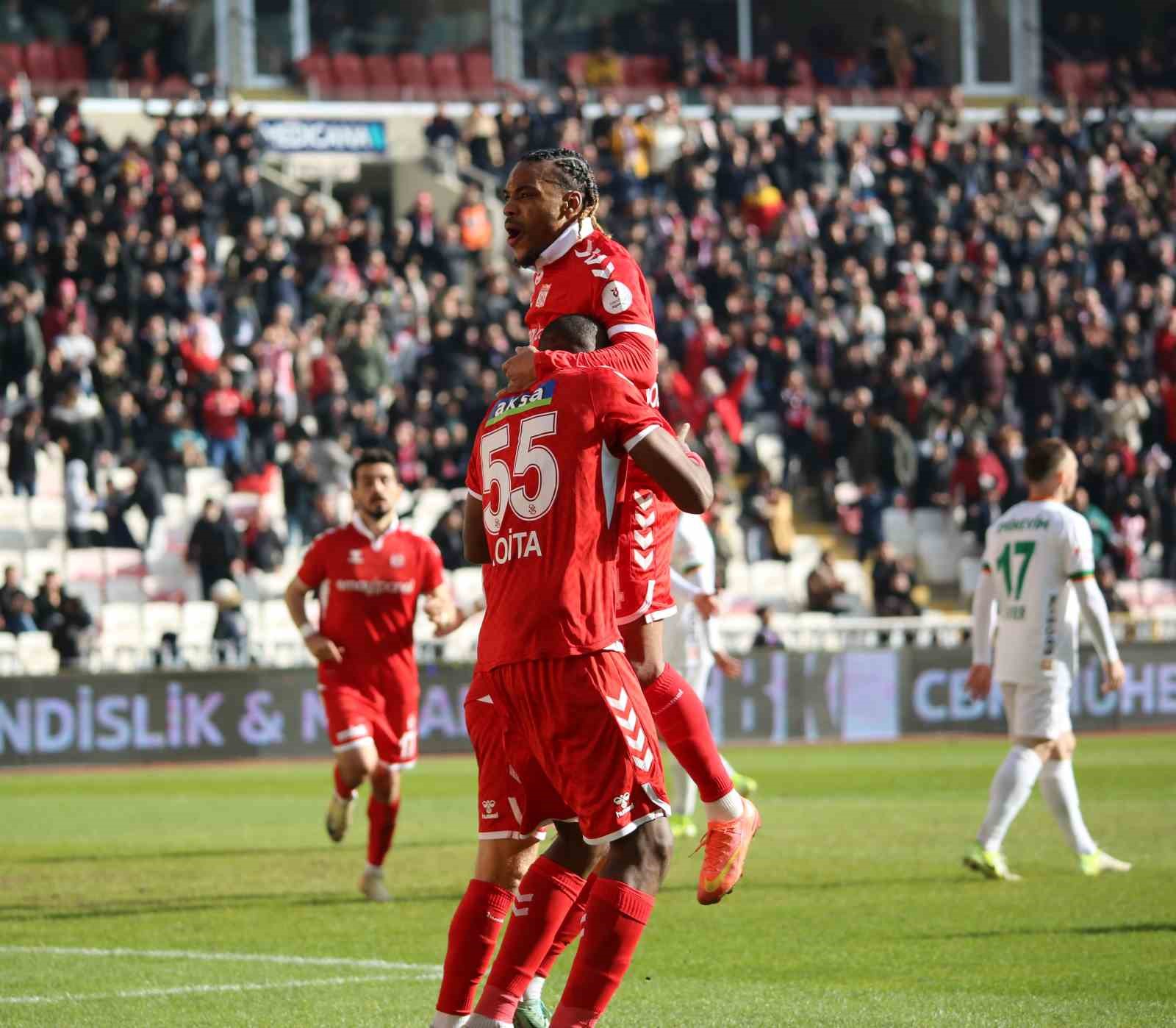 Trendyol Süper Lig: Sivasspor: 1 - Corendon Alanyaspor: 0 (İlk yarı)