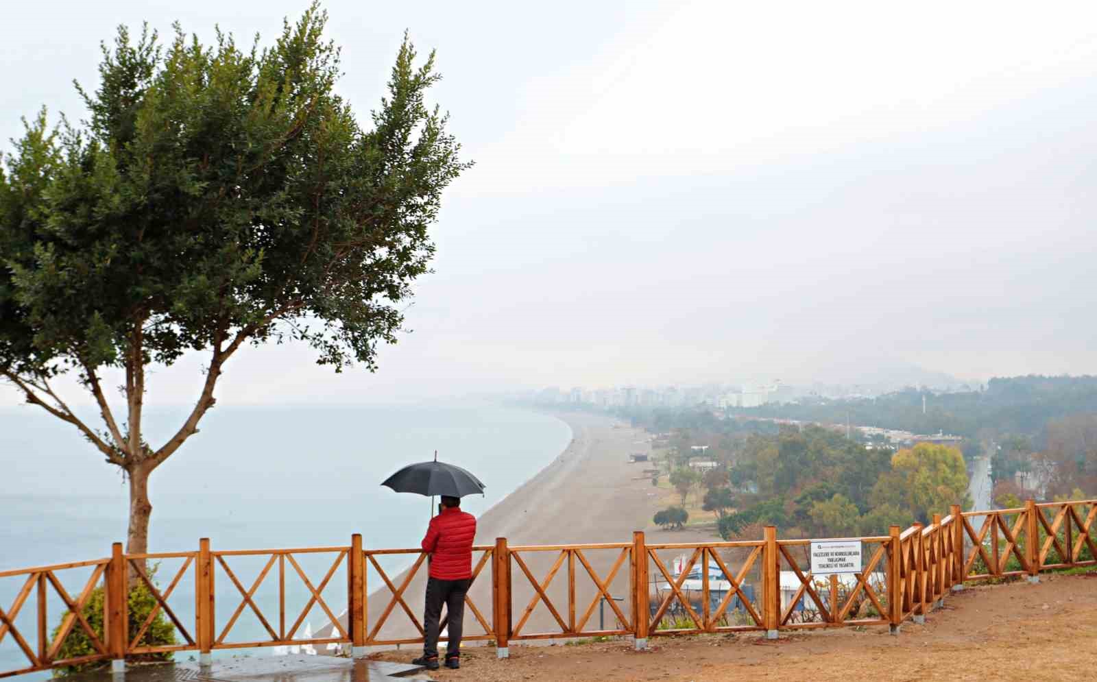 Antalya’da yağmur altında deniz keyfi