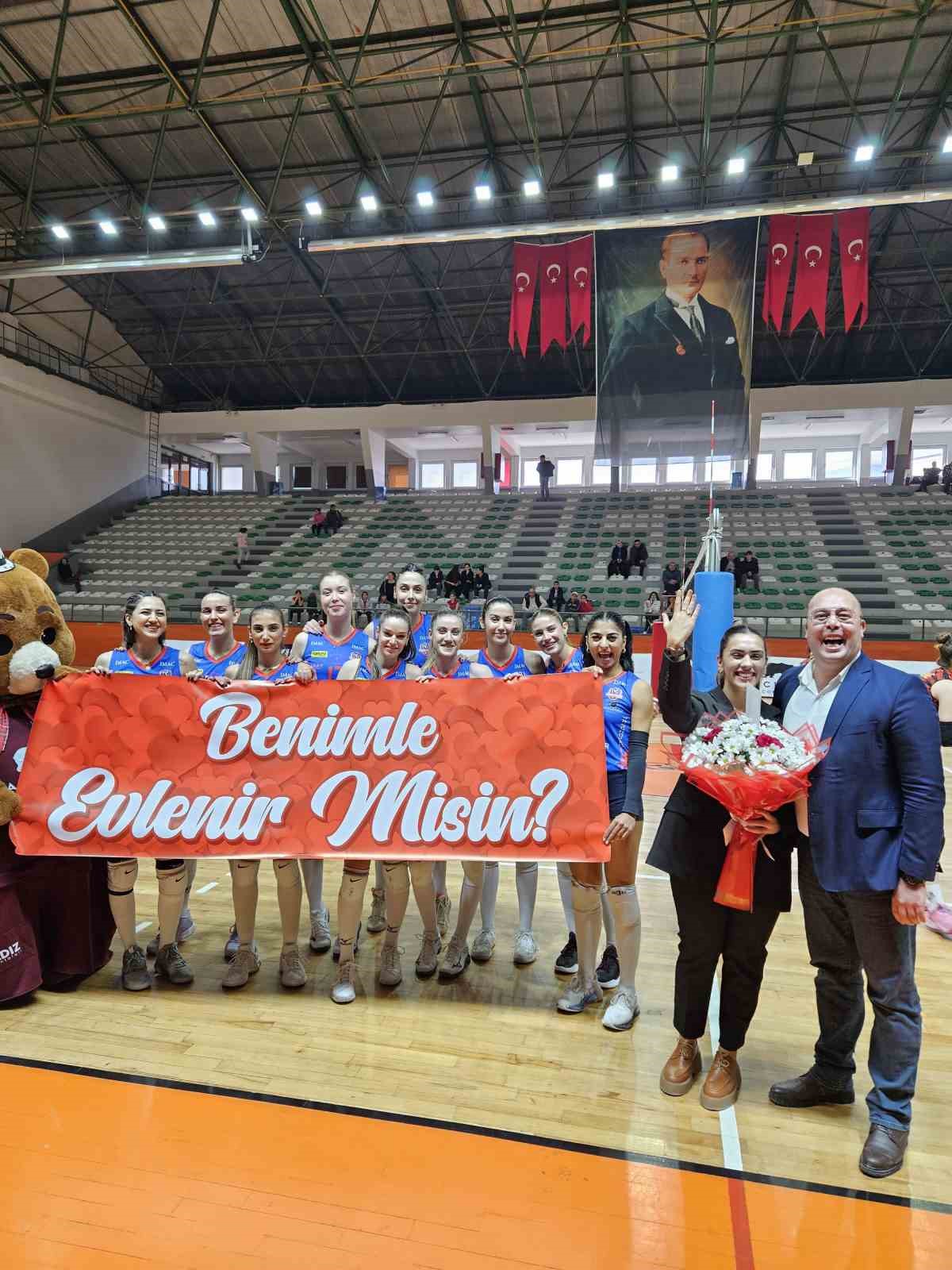 Voleybol maçında sürpriz evlenme teklifi
