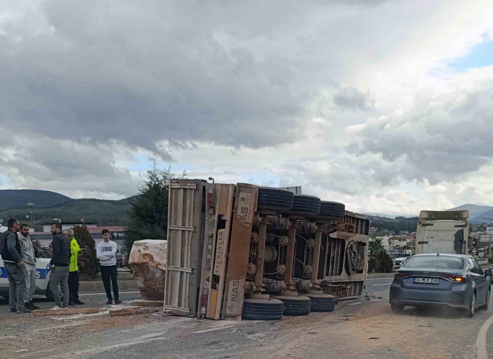 Mermer blok taşıyan Tır’ın dorsesi karayoluna devrildi