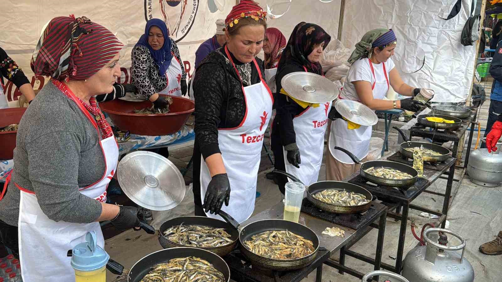 Bodrum’da hamsi ziyafeti: 3 ton hamsi dağıtıldı