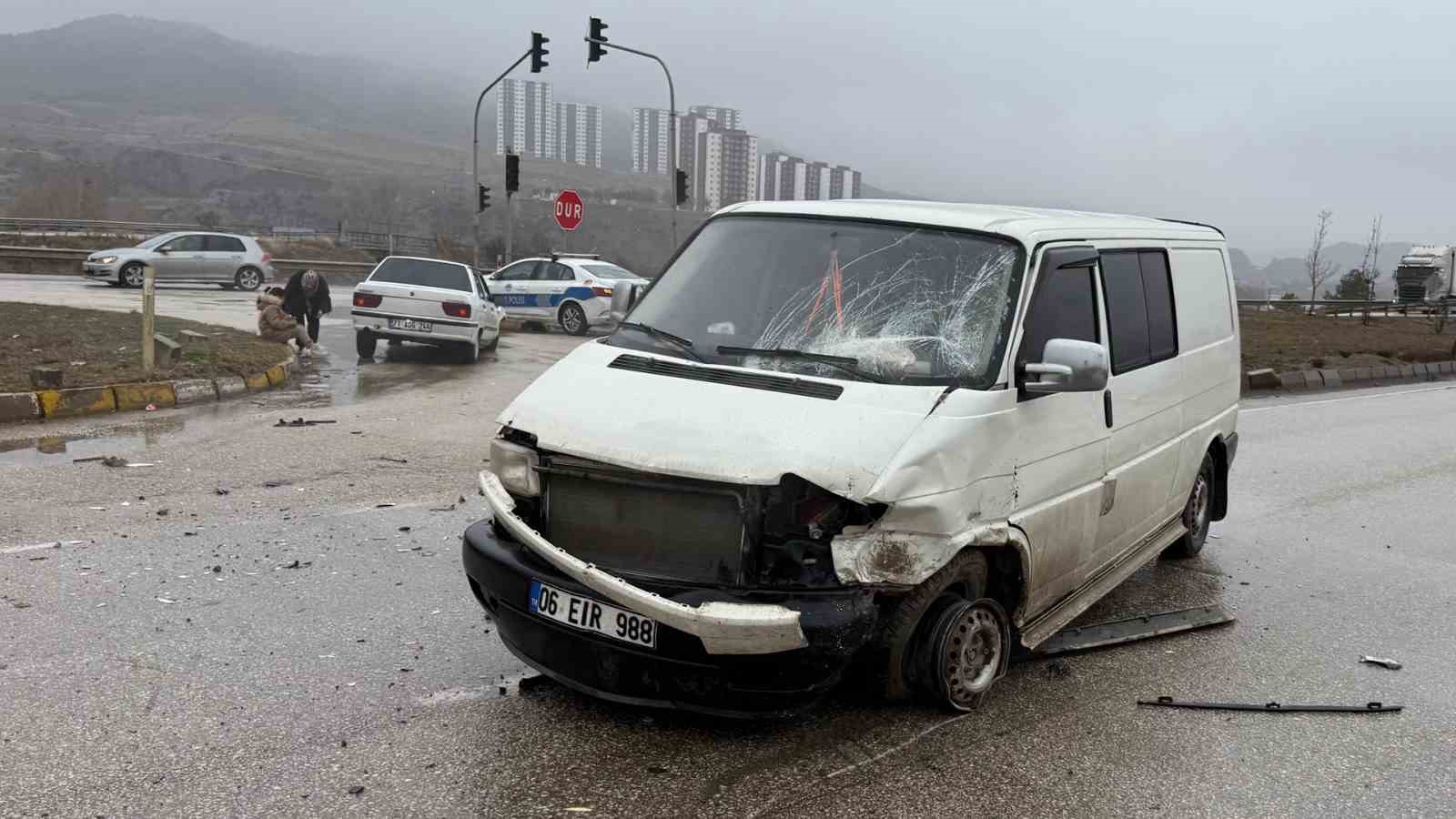 Kırıkkale’de minibüs ile otomobil çarpıştı: 3 yaralı