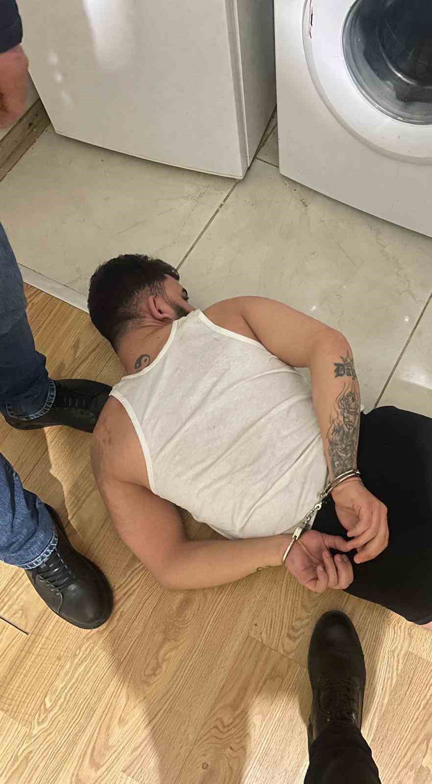 "Plakalara iyi bakın belki bulursunuz" paylaşımı yapan cezaevi firarisini Adana polisi yakaladı