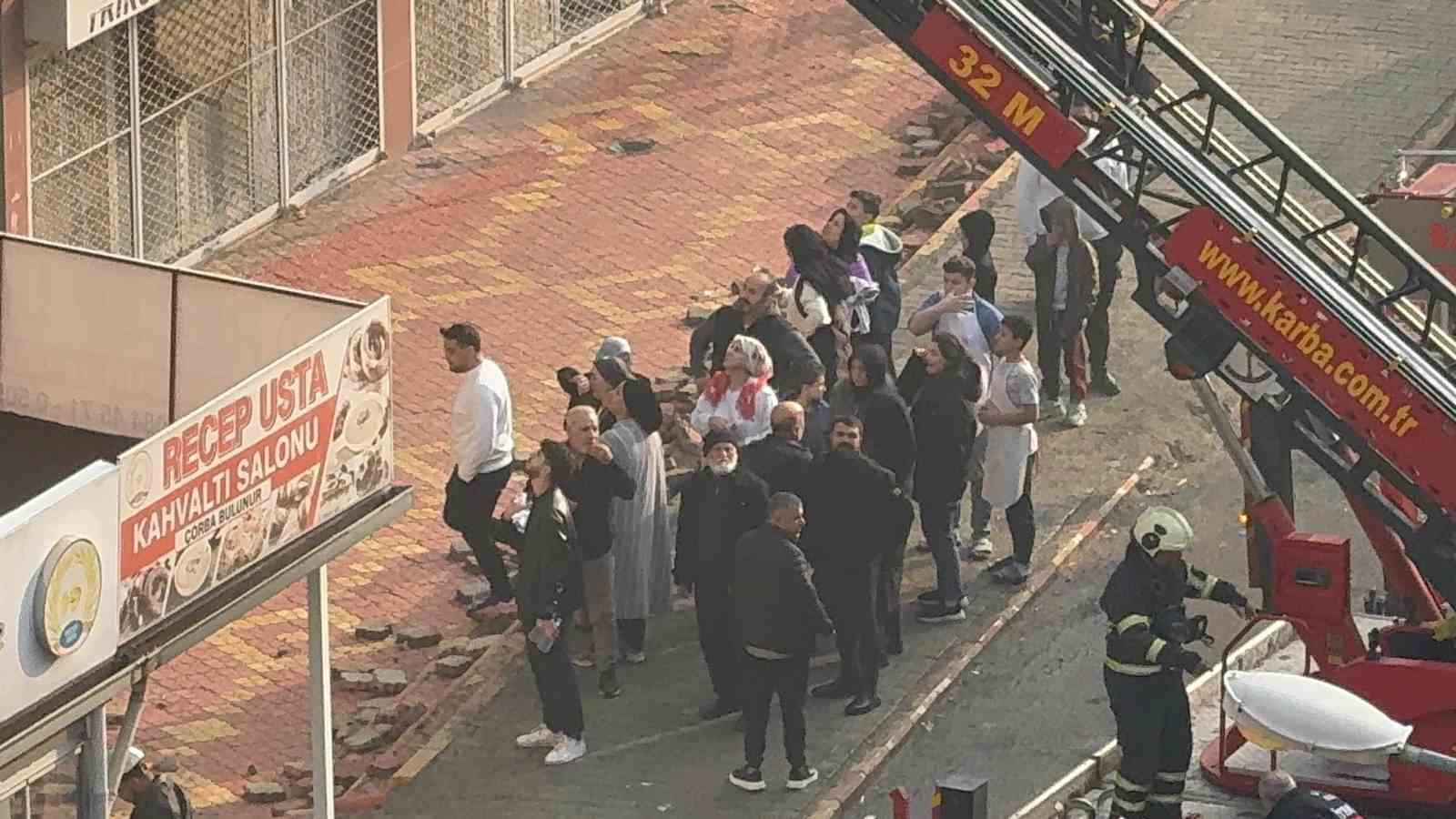 Batman&rsquo;da &ccedil;atı katında &ccedil;ıkan yangın mahallede korkulu anlar yaşattı
