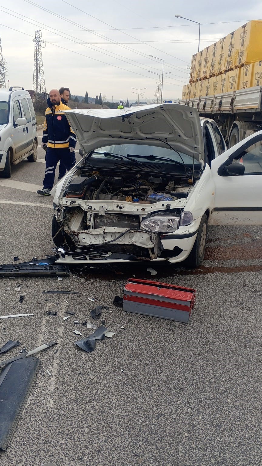 Bilecik&rsquo;te yan devrilen otomobilin s&uuml;r&uuml;c&uuml;s&uuml; yaralandı
