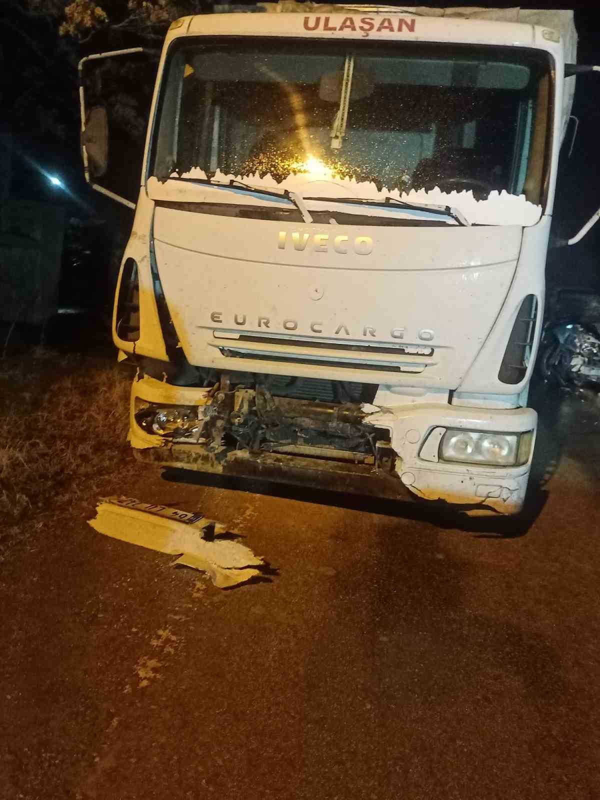 Otomobilin kamyonla &ccedil;arpıştığı kazada 2 kişi yaralandı
