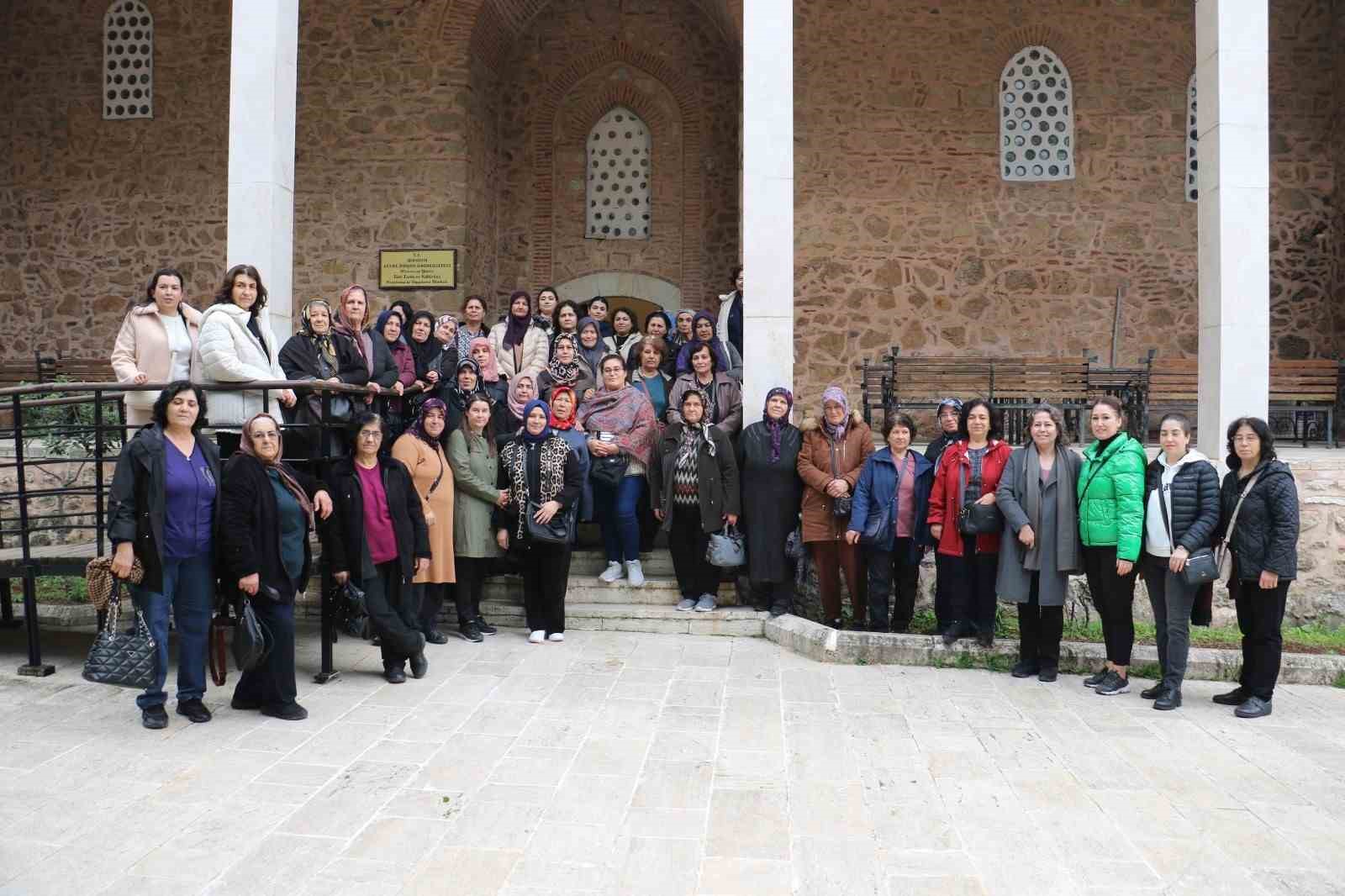 Saruhanlılı kadınlar Manisa&rsquo;yı adım adım gezdi
