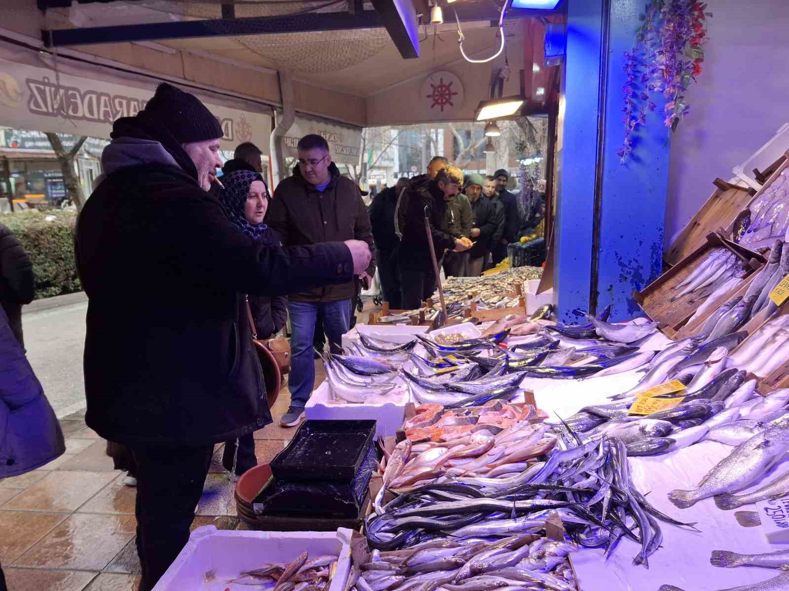 Halkın balığa olan ilgisi g&uuml;n ge&ccedil;tik&ccedil;e artıyor
