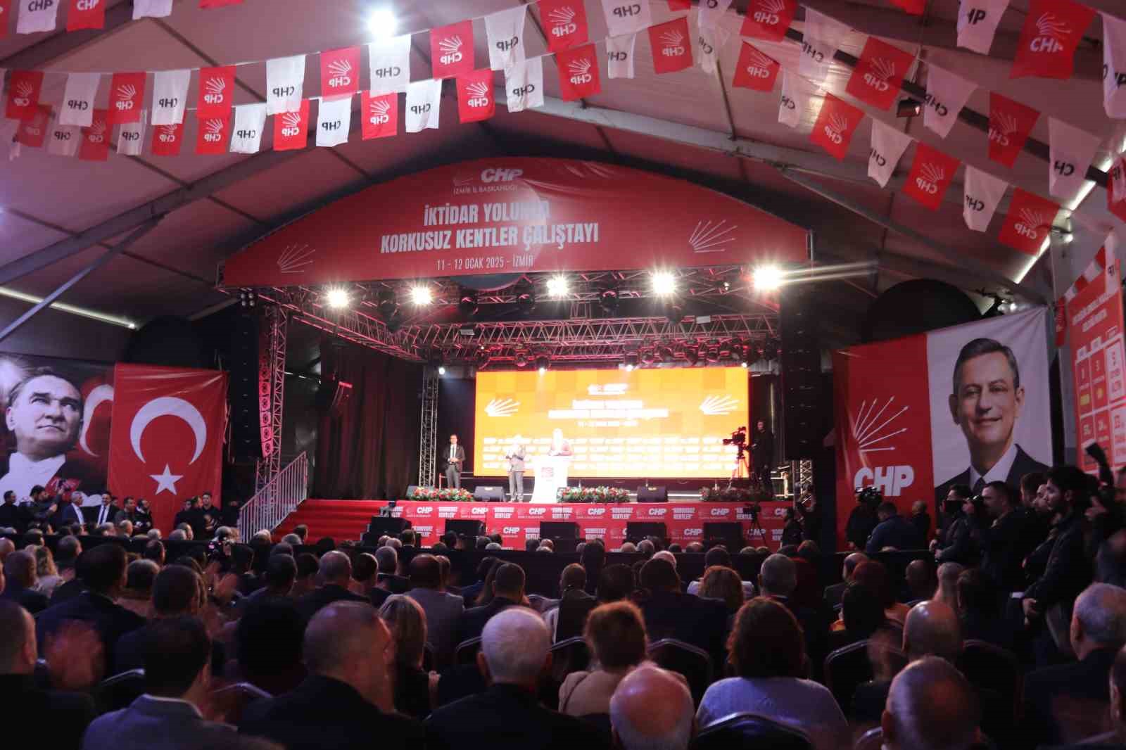 CHP lideri &Ouml;zel&rsquo;den maaş a&ccedil;ıklaması: &ldquo;Dost g&ouml;r&uuml;nenlerin karşımıza ge&ccedil;tiğini not ettik&rdquo;
