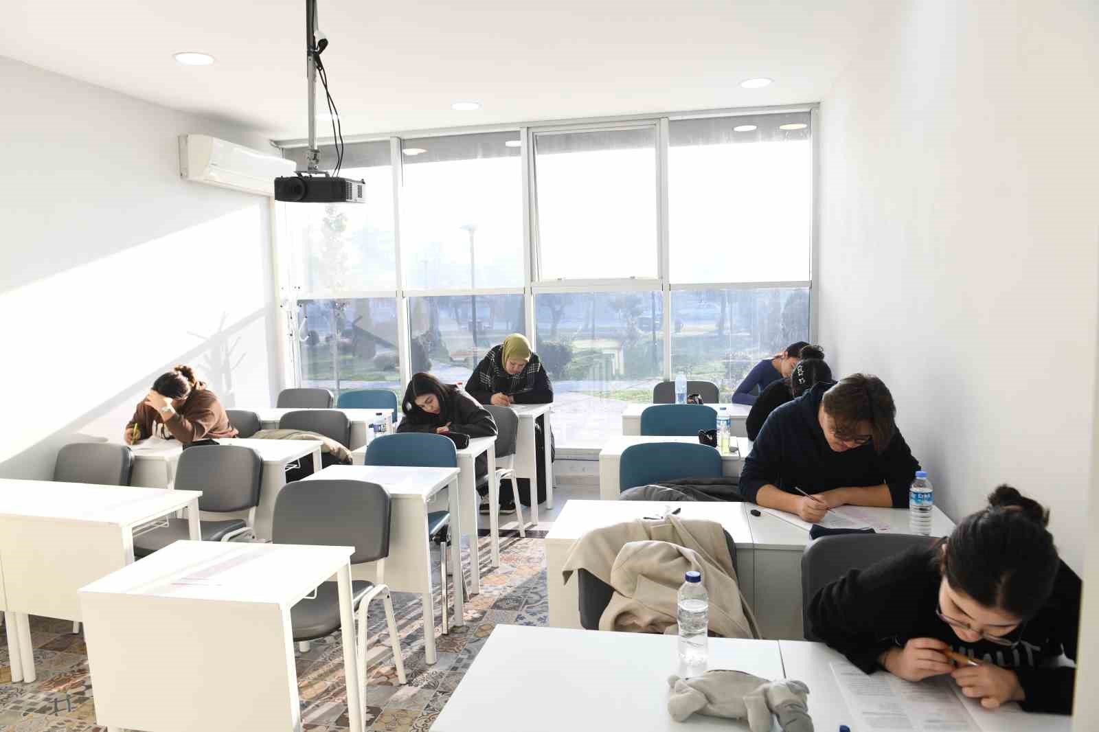Altıeylül Belediyesi sınava hazırlanan gençlerin yanında