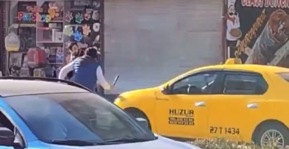 Gaziantep&rsquo;te bir vatandaş hareket halindeki taksinin &uuml;zerine &ccedil;ıktı
