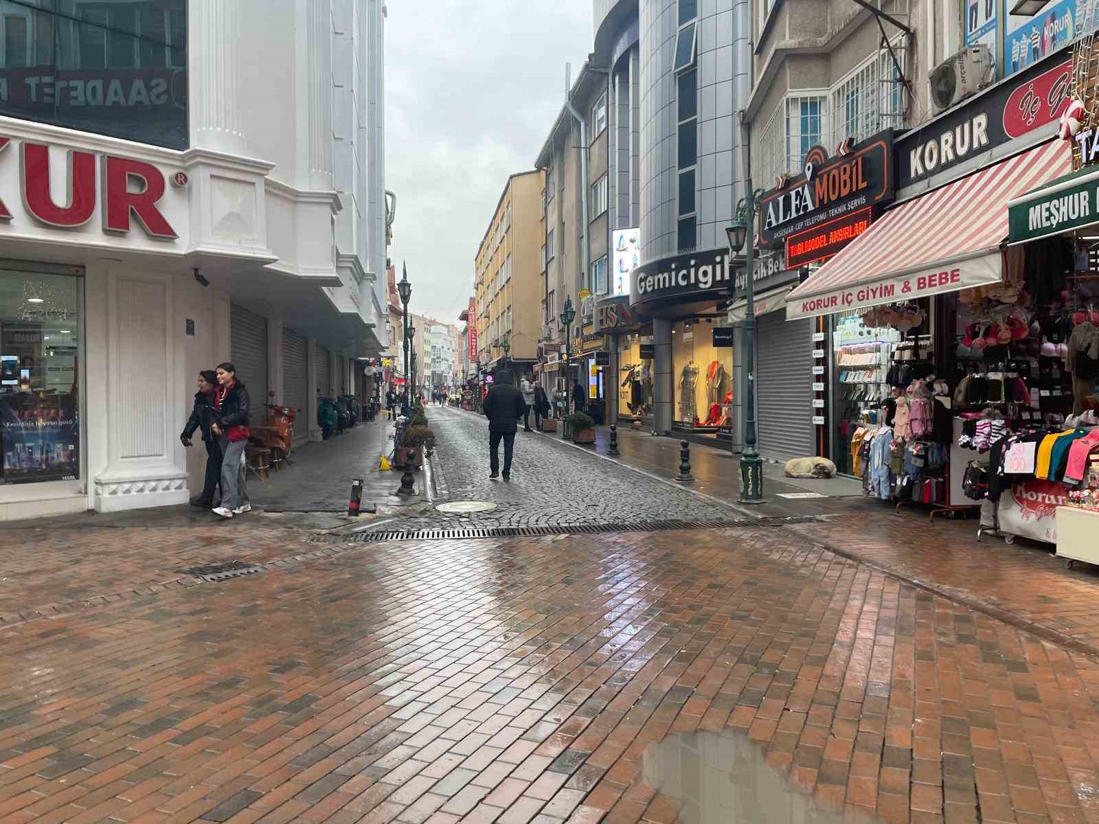 Eskişehir&rsquo;de yağmur vatandaşlara zor anlar yaşattı
